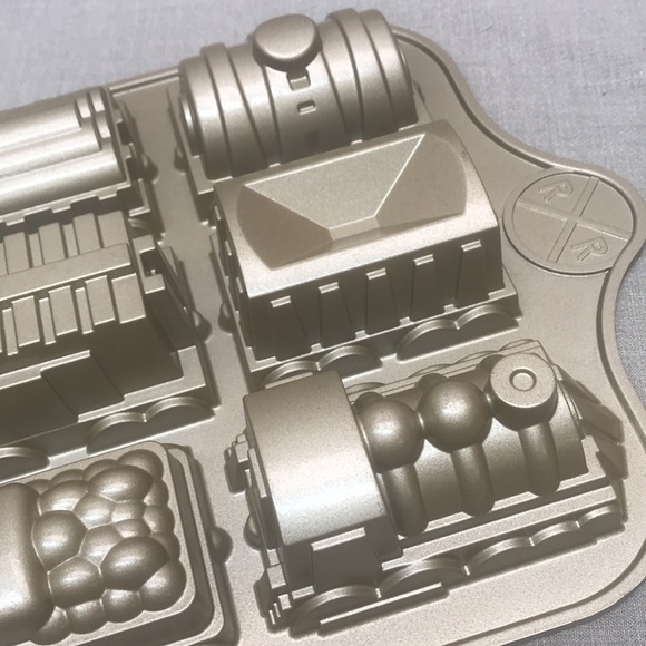 Nordic Ware Train Cake Pan 5 cups - Picture 8 of 11